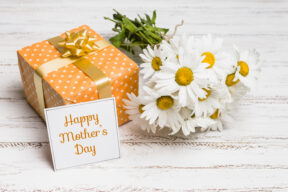 Regali Festa della Mamma 2026: bouquet, cioccolato, box benessere e idee regalo originali